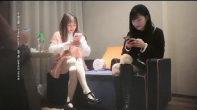 大屌哥高价约两01年萝莉萌妹双飞，一人一套连体网袜，帮忙抬腿看着姐妹被操