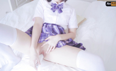 米胡桃(meehutao) JK制服,震動棒抽插自慰！整根塞滿！好多水超級羞恥！會旋轉的震動棒