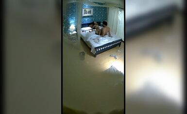 未公开付费私享服欣赏年轻大波妹和男友开房嗨炮边肏边用手机录像激情69式玩遍各种体位床上床下操遍了整个房间最后美女瘫软了